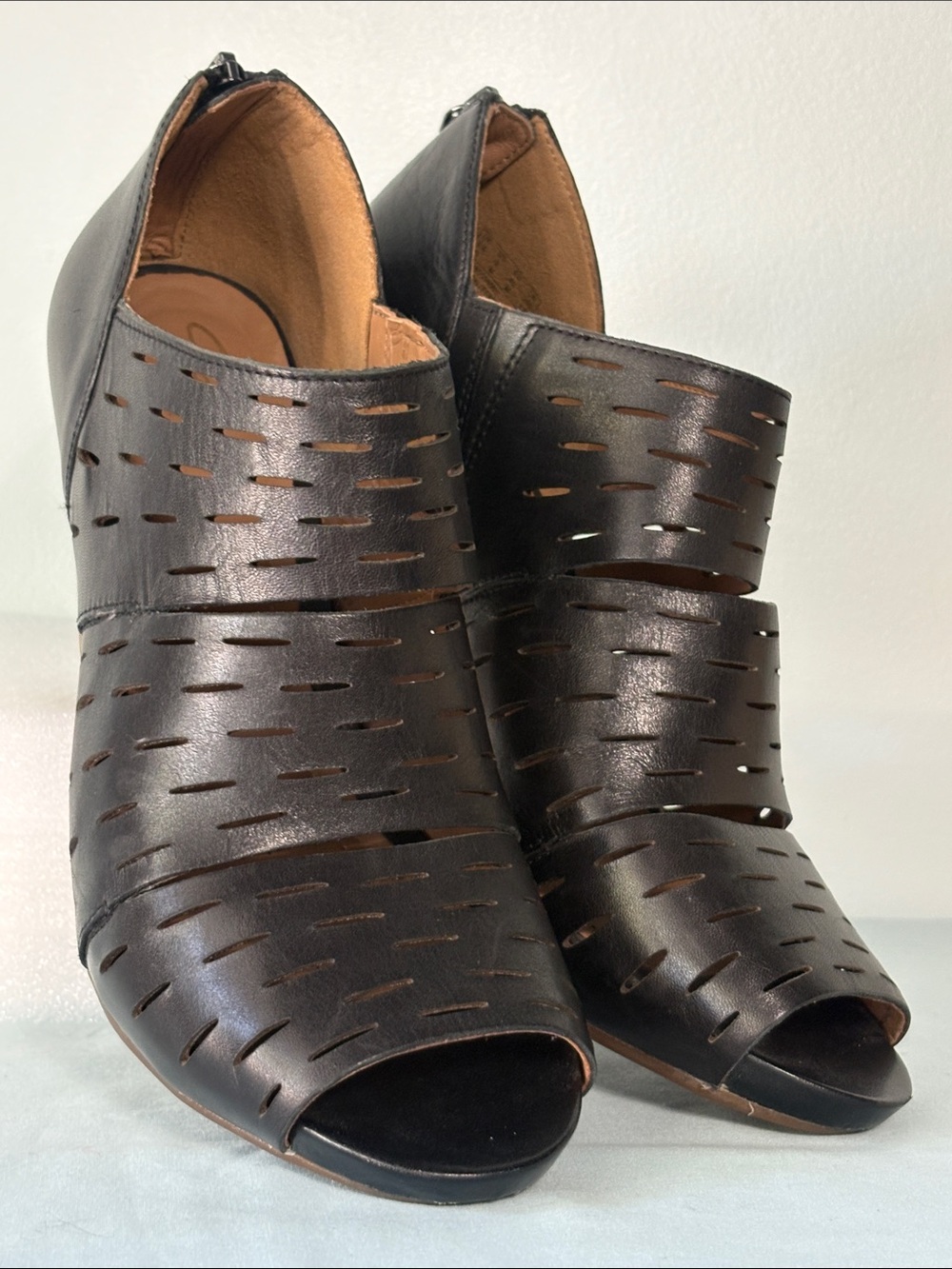 Clarks Artisan Okena Sass Leather Peep Toe Bootie Laser Cut-outs/Back Zip.Size-9